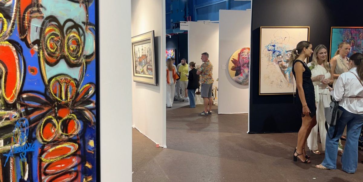 Pasillo de la feria con pintura de gran formato en primer plano