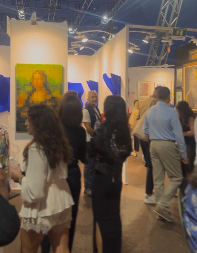 Visitantes frente a una obra en el pabellón de Art3f Mónaco