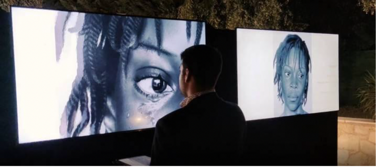 Visitante frente a las pantallas 4K de Select Art en Villa Moma