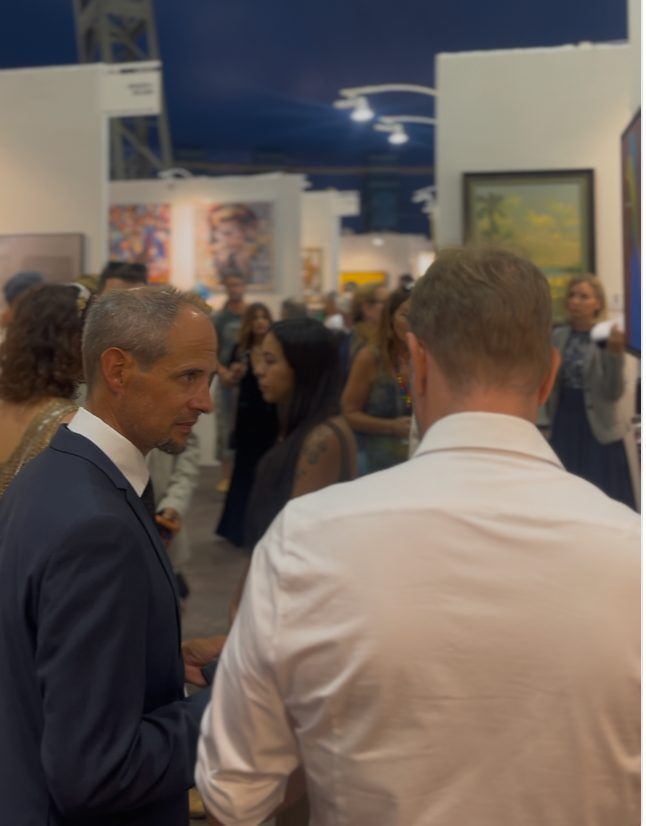 Asistentes conversando dentro del recinto ferial de Art3f Mónaco 2026