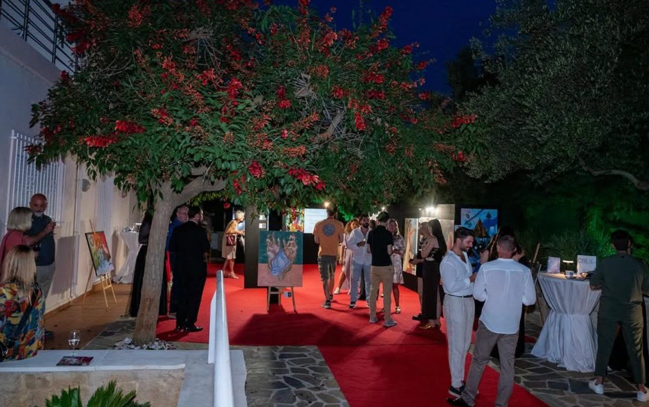 Exhibición nocturna al aire libre con obras sobre alfombra roja