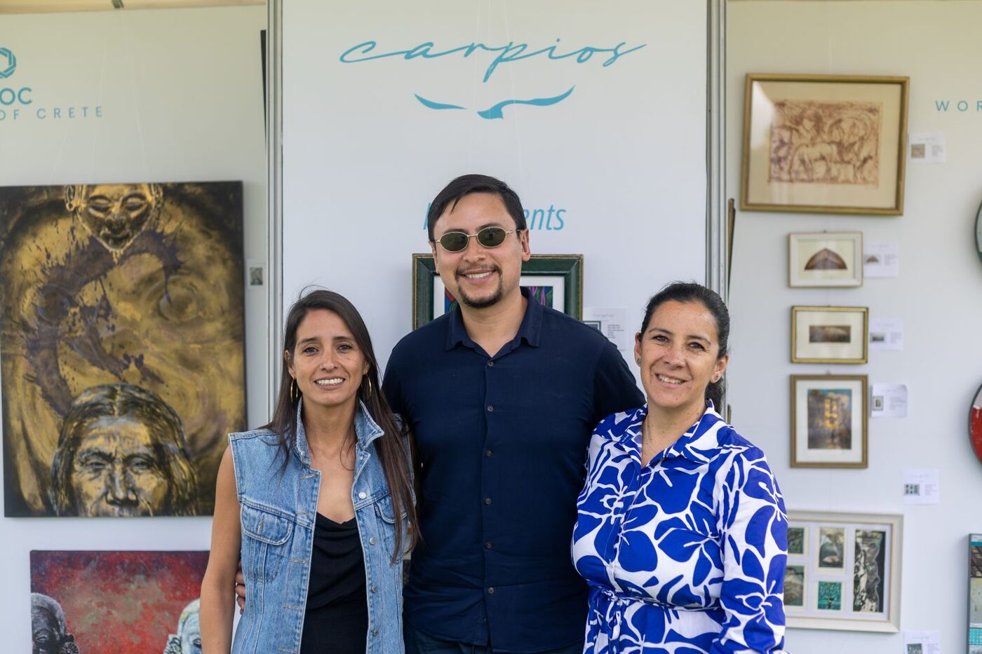 Tres personas frente al muro de Carpios Investments y World of Crete