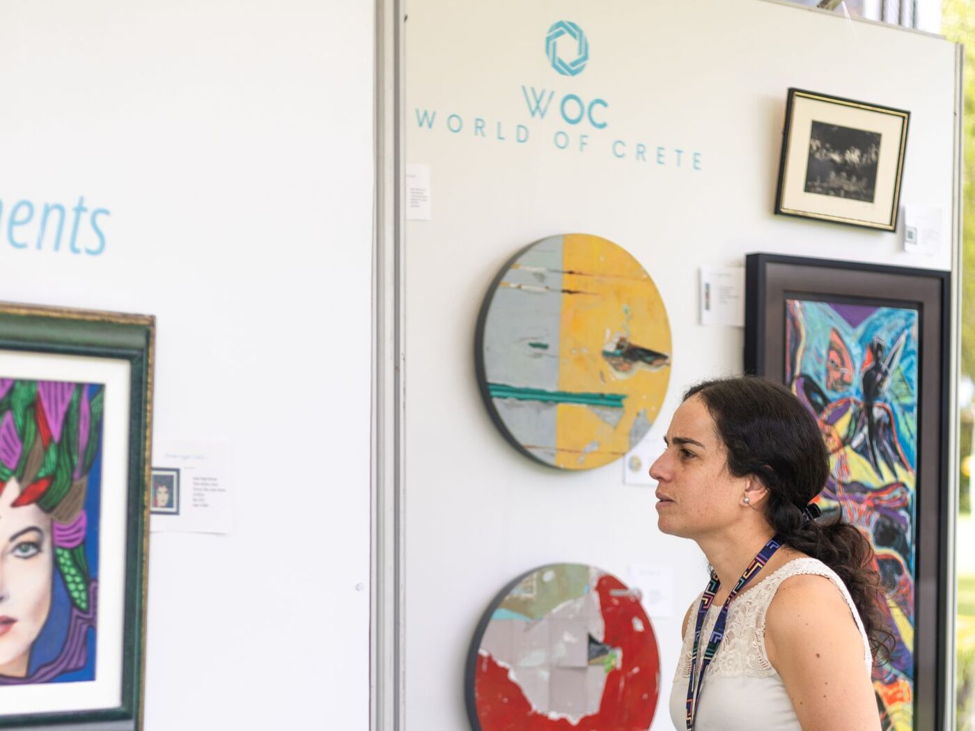 Visitante frente al muro de World of Crete con obras expuestas