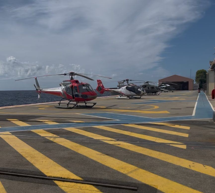 Helicópteros en el helipuerto de Mónaco frente al mar