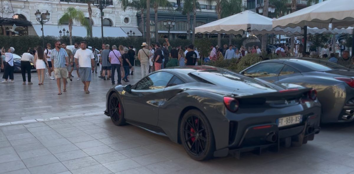 Deportivos y transeúntes frente a la Plaza del Casino de Montecarlo