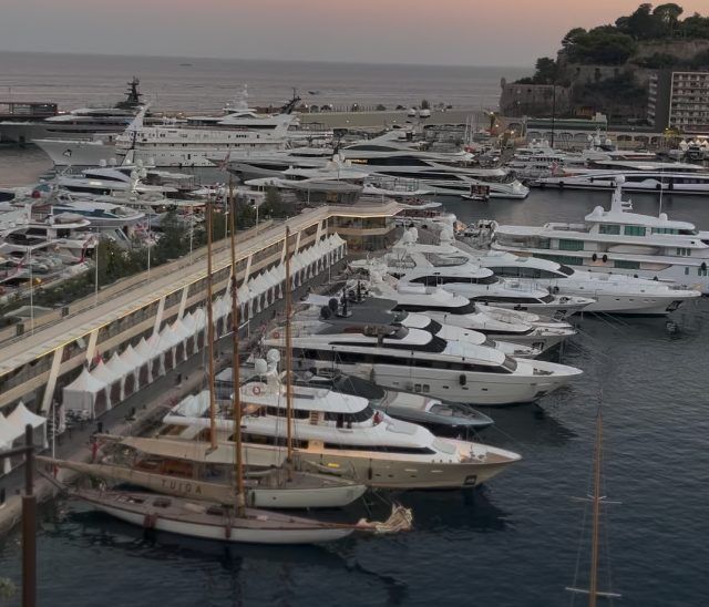 Puerto de Mónaco al atardecer con yates atracados